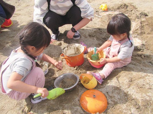 かぼちゃを囲む子どもたち