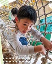 天井ネットで遊ぶ子ども