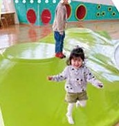 ひだまりの丘で遊ぶ子ども