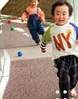 スロープで遊ぶ子どもたち