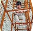 ジャングルジムで遊ぶ子ども