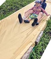 板の上をすべって遊ぶ親子