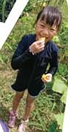 おやつを食べる子ども