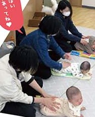 わらべうたでふれあう親子