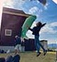原っぱで遊ぶ子どもたち