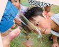 草の上で遊ぶ子ども