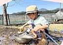 泥や水にふれて遊ぶ子ども