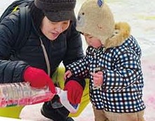 砂利にふれて遊ぶ親子