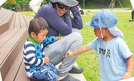 あそひろで遊ぶ親子