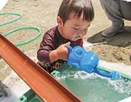 水遊びをする子ども