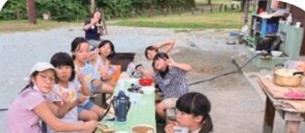 こども合宿で食事をする子どもたち