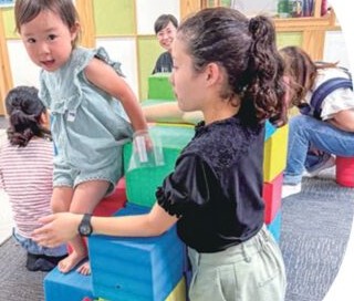 年下の子と遊ぶ小学生