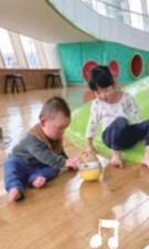 赤ちゃんと遊ぶ子ども