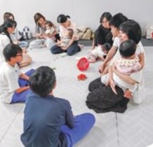 赤ちゃんを囲む子どもたち