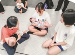 赤ちゃんとふれあう子どもたち