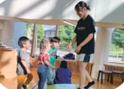 けやきホールで遊ぶ子どもたち
