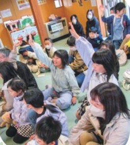 手を挙げて意見を出す子どもたち