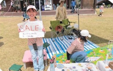こども商店街でお店を出す子ども