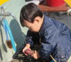 料理に挑戦する子ども