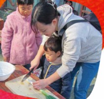 親子で料理をする様子
