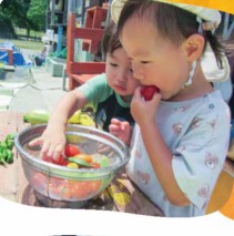野菜を洗う子ども