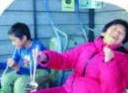 そりで遊ぶ子どもたち