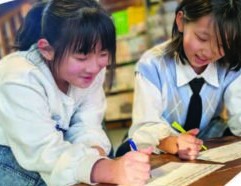 意見を書く子どもたち