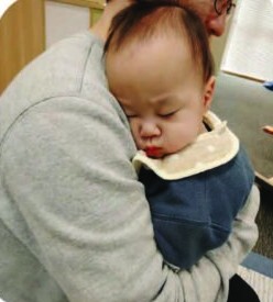 抱っこされて眠る子ども