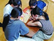 本を読む子どもたち