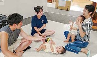 乳児親子と中高生の交流