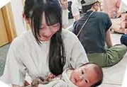 赤ちゃんとふれあう中高生
