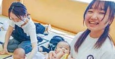 赤ちゃんと笑顔の中高生
