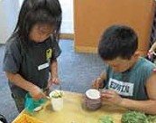 工作コーナーで作品をつくる子どもたち