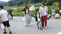 田んぼへ向かう親子