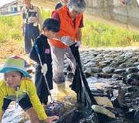 作業をする親子